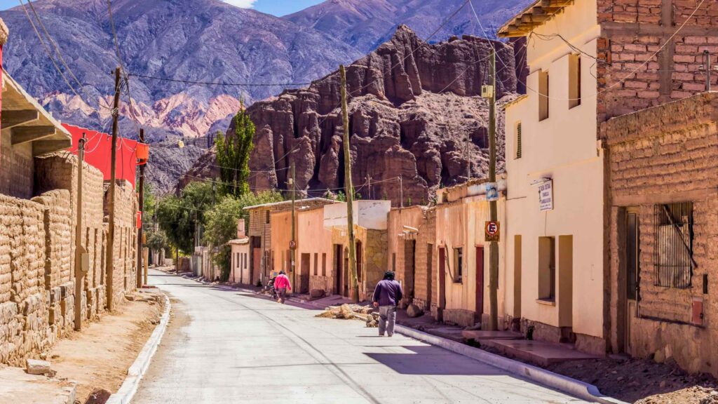 Impresionante valle andino declarado Patrimonio de la Humanidad, con montañas multicolores y pueblos llenos de historia.