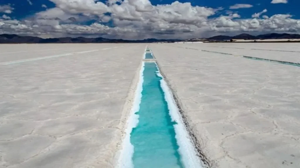 Inmenso desierto de sal que se extiende hasta el horizonte, ofreciendo vistas deslumbrantes y reflejos celestiales.