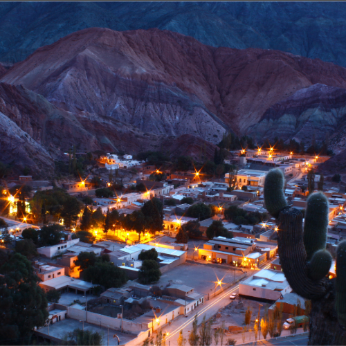 Pintoresco pueblo al pie del majestuoso Cerro de los Siete Colores, donde las tonalidades naturales crean un paisaje único.