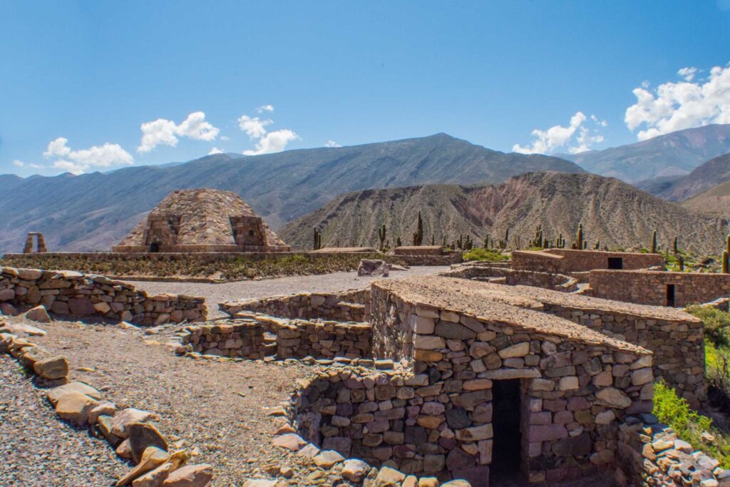 Ruinas de una fortaleza preincaica que ofrecen una ventana al pasado y vistas espectaculares de la Quebrada.