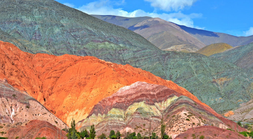 Formación geológica emblemática cuyas capas de minerales pintan la montaña en siete tonalidades vibrantes.